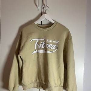 Tjocktröja - Söt tröja från gina tricot, säljer pga lite användning. Köpt från plick, aldrig använd av mig själv!💖