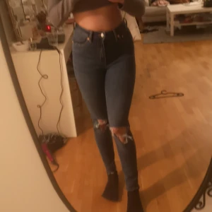 Jeanse mörk blå  - Mörkblå jeanse Ifrån lager 157. Med hål vid knäna. 