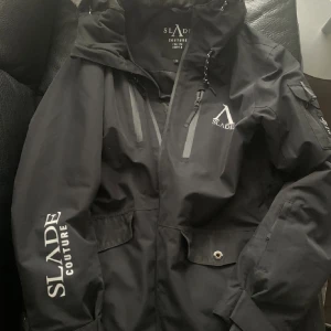 Slade Whistler SR - S (sällsynt modell) - Köptes förra vintern, använd några få gånger, lite slitage som knappt märks av kan ses i sista bilde på höger ärm inget man tänker på eller ser om inte man stirrar därav lite lägre pris. Varm jacka lämpar sig bra för vinter regniga samt vindiga perioder. 