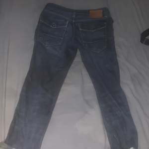 Vintage y2k jeans. har ett hål vid benen längst nere (skriv för mer bilder)