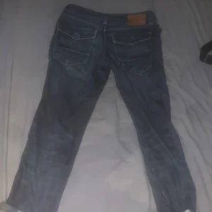 Vintage y2k jeans - Vintage y2k jeans. har ett hål vid benen längst nere (skriv för mer bilder)