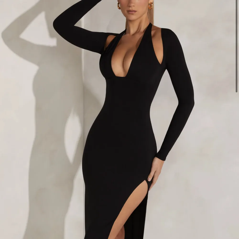 Säljer lång svart stilren klänning från ohpolly, använd 1 gång . Klänningar.