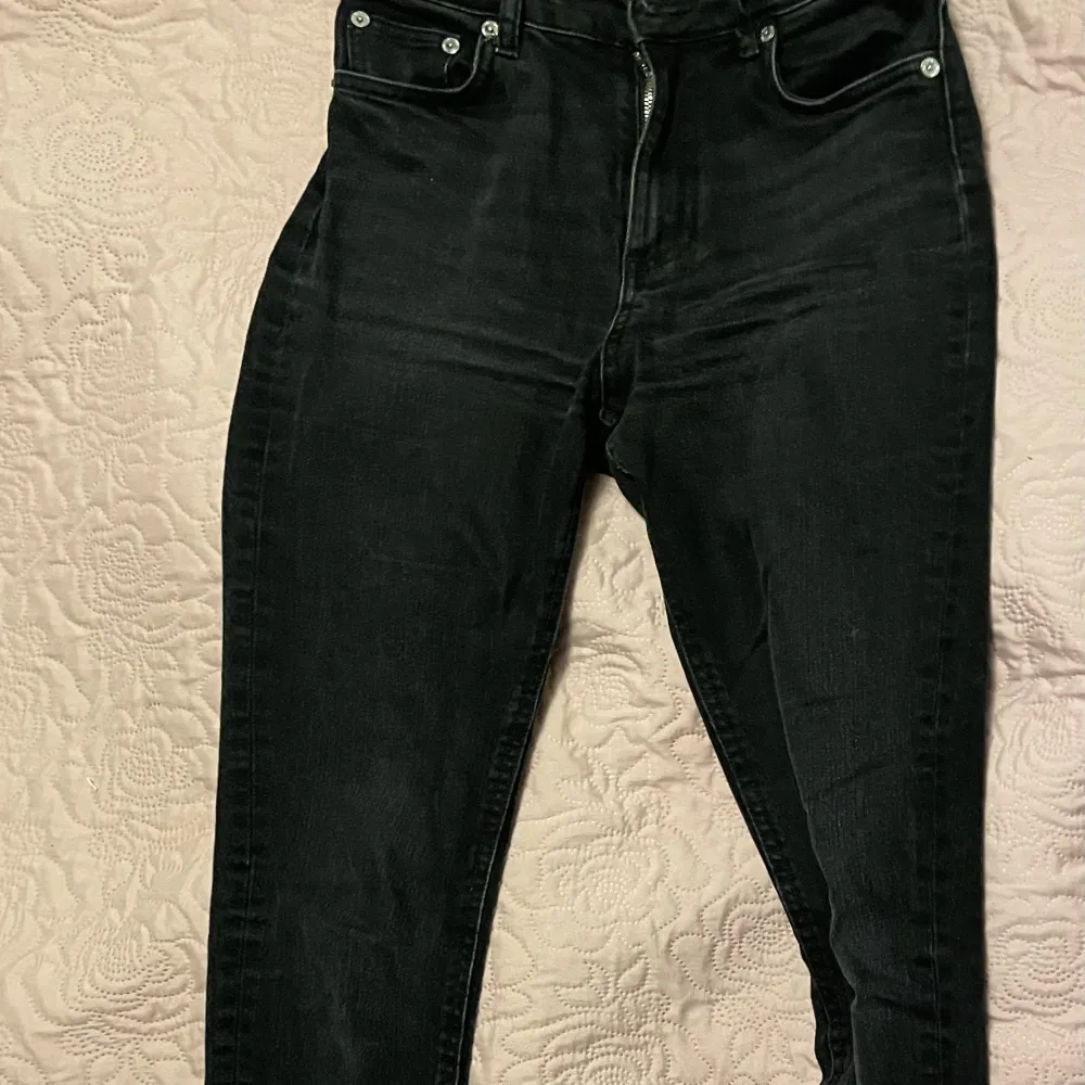 Jag säljer mina svarta byxor från zara har använts få tals gånger, vill sälja den eftersom den kommer inte till användning och den sitter väldigt tajt på mig.. Jeans & Byxor.