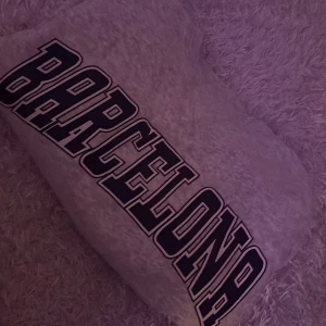 Hm sweatshirt  - Barcelona sweatshirt från hm, fint skick men ytterst lite noppig hör av er för fler frågor🤍