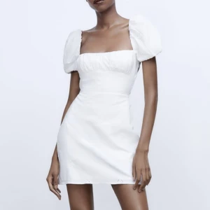 Vit klänning  - Säljer denna populära och slutsålda zara klänningen då den inte passar. Helt oanvända med lapp kvar! 