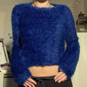 Lurvig blå långärmad  - Lurvig croppad långärmad