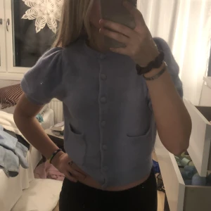 Kofta med puffärmar - Så fin kofta från &other stories! Köpte förra hösten för 789 kr. Så fin färg och jätteskön på, sticka inte!