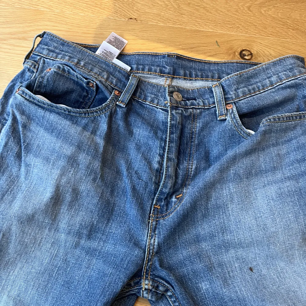 Ett par ljusblå Levis 527 i stl W33 L34. Användna 1 gång. . Jeans & Byxor.