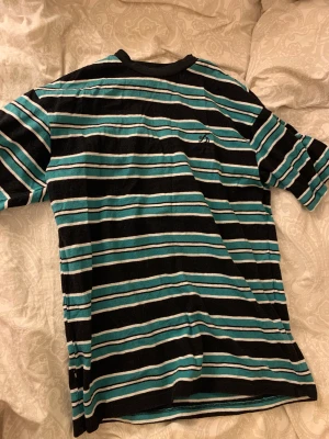 Randig tröja - Säljer denna coola tröjan köpt från junkyard. Den är av lite tjockare material. Köpte den för 400kr. Skriv vid frågor eller intresse 💋