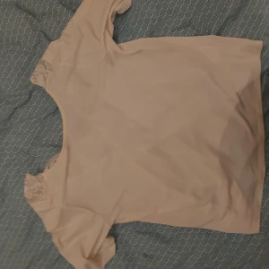 Beige top - Beige top med v ringning i ryggen 