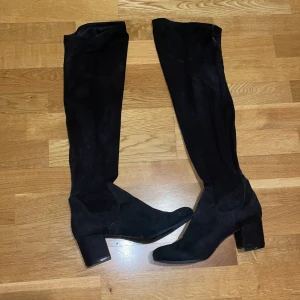 Over knee stövlar  - Svarta over knee stövlar i skönt material