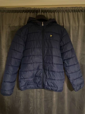 Lyle&Scott jacka i junior storlek  - Marinblå Lyle&Scott dunjacka i hyfsat skick, juniorstorlek 14/15 år. 