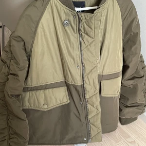 Bomberjacka  - Helt oanvänd med prislapp på! Ord pris 999kr 