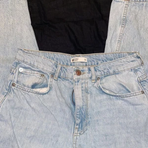 Snygga jeans - Säljer dessa snygga jeans från Gina tricot. Storleken är lite stora för att vara 38. Använda ca 2-3 gånger och är i bra skick. Lite korta i längden på mig som är 174-175