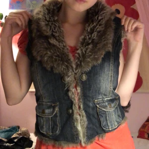 Jeansväst med päls💗 - Säljer min jeansväst med päls på insidan☺️ den är suupersnygg och i bra skick!