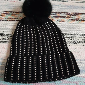 Mössa - Säljer en svart mössa, knappt använd. 