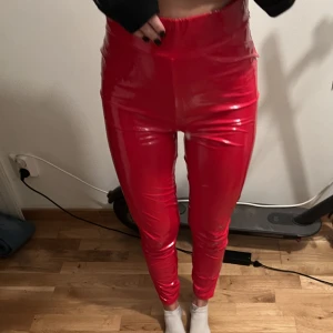 Röda lackbyxor - Säljer dessa röda lackbyxor som är perfekt till fest! Använda en gång.