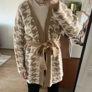Gina Tricot kofta/cardigan - Orginalpris står på lappen, 549 kr. Aldrig använd. Skön, snygg och passar stundande väder. Jag är XS så passar både XS och S, den är i S. Kan både frakta och mötas. Skickar fler bilder vid intresse.