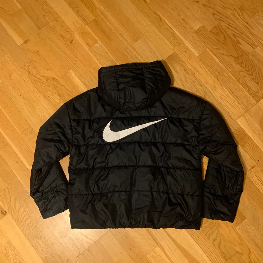 Säljer min Nike puffer jacka som jag har haft nått år men som tyvärr inte kommer till användning. Mycket bra skick och perfekt till vintern!. Jackor.