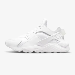 Säljer vita Nike air Huarache  - Säljer nu mina vita Nike huarache, säljer för att dom inte kommer till användning längre, sparsamt använda, finr skick! Priset går att diskutera 💗