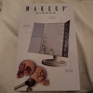 Sminkspegel  - Säljer en helt oanvänd sminkspegel som inte ens har tagits ut från sin förpakning, den har led-lampor runt spegeln, styrkan kan justeras. Väldigt smidig och bra spegel. Har en till sån här spegel och har inte andvändning av två men dem är en väldigt bra. 