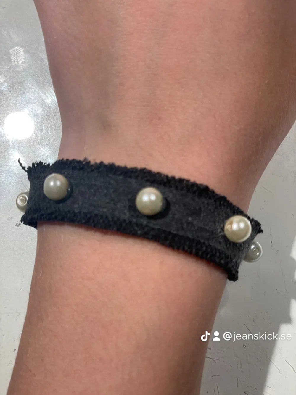 Pearly är ett av våra mörk gråa/svarta armband med pärlor på bandet💕. Accessoarer.