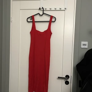 Röd bommulsklänning - Åtsittande material, perfekt till stan eller stranden över en bikini.