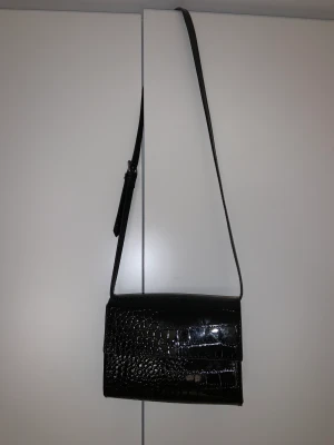 Svart väska - Svart väska i konstläder. Fint skick, använd ett fåtal gånger.