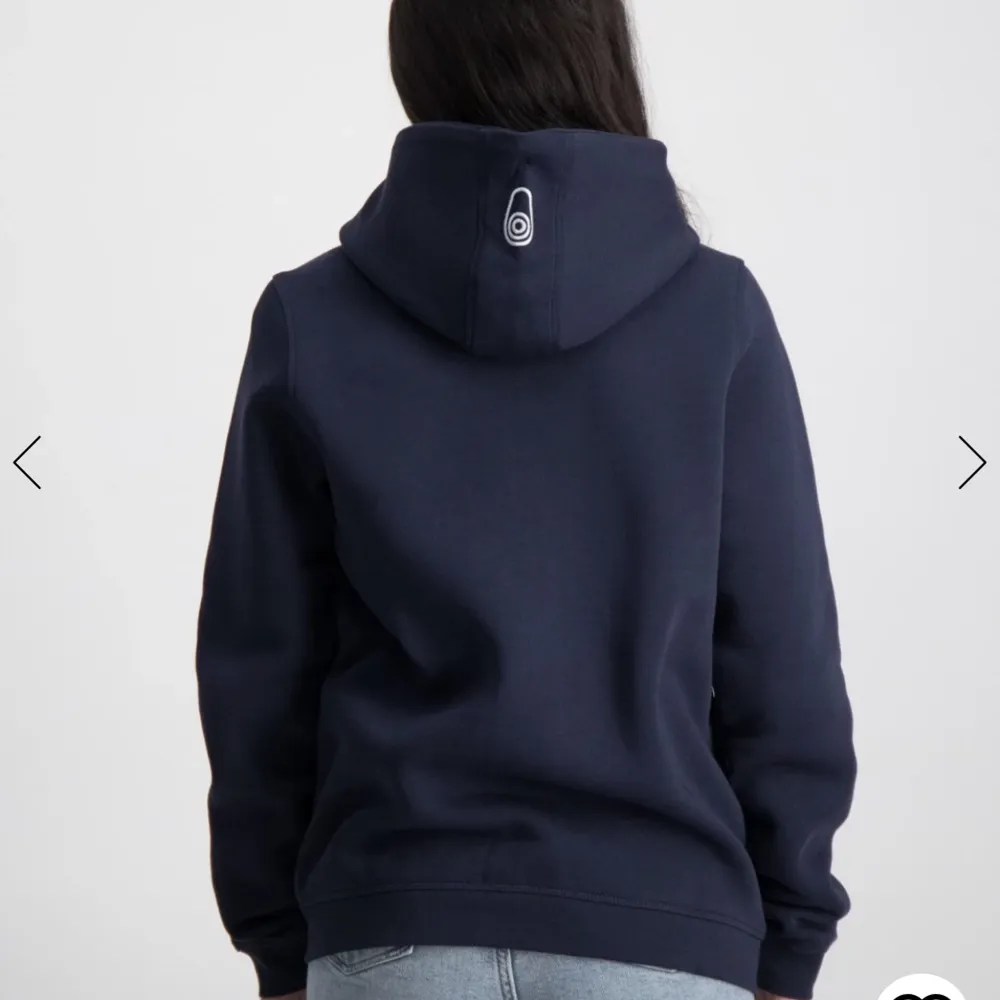 Säljer min jättefina Sail racing zip hoodie! Köpt för ungefär ett år sen💞 använd fåtal gånger! Köpt för 900kr säljer för 450kr💞. Tröjor & Koftor.
