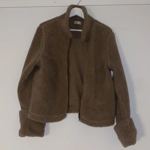 Jacka - Teddyjacka i beige. Storlek M. Jättefint skick! 