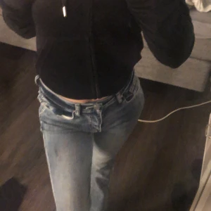 Blåa shein jeans  - Säljer nu mina blåa shein jeans då jag inte tycker om dem längre! Inga skador eller något jätte fint skick! Dem är väldigt stretchiga så dem skulle passa som S! Skriv för fler bilder eller frågor! Pris kan diskuteras 💕💕