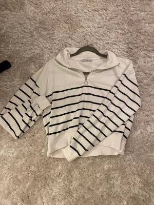 Randig tröja - Använd fåtal gånger då jag inte tycker att jag passar i den! Inga defekter osv, som ny! Bara att höra av sig för mer bilder! Kom med egna prisförslag, vill bli av med allt på min profil. Kan fraktas