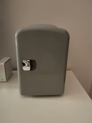 Minikyl - Denna minikyl är perfekt för att kyla drycker om du vill spela. Den Denna Minikyl är perfekt för att kyla drycker. Funkar också väldigt bra på sommaren eller om du vill ha den någon annanstans.