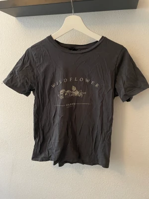 Grå tshirt - Grå tshirt från ginatricot