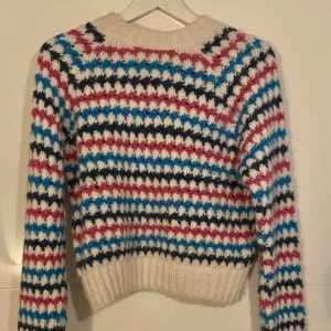 Zara-stickad tröja - Säljer denna stickade tröjan från zara! Storlek S. Hur mysig som helst men har tyvärr inte kommit till användning hos mig. Materialet är inget som sticks. Köpt för ca 400kr. Pris kan diskuteras. Hör av dig om du har frågor eller om du är intresserad❣️