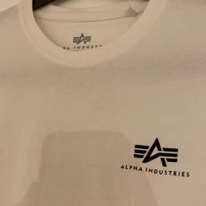 T-shirt Alpha Industries. Använd ett fåtal gånger