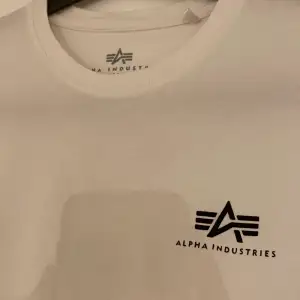 T-shirt Alpha Industries. Använd ett fåtal gånger