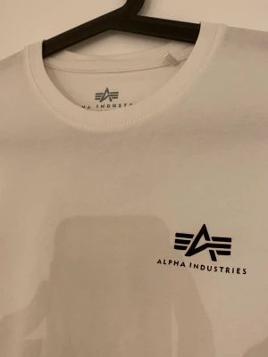 T-shirt Alpha Industries - T-shirt Alpha Industries. Använd ett fåtal gånger