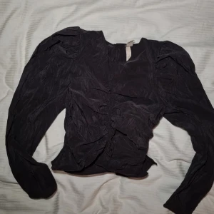 Festtopp - Oanvänd tröja från H&M i strl 36. Nyskick. "Prassligt" material. Köparen står för frakt