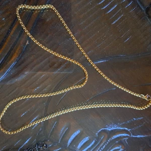 Halsband 🌞 - Här är ett guldfärgat fint halsband, Längd 40 cm, vet ej vad det är för material.  10 kr plus frakt 16 kr🌞 Swish finns, vid frågor kontakta mig 🌞 Anki 