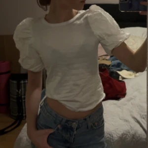 Vit t-shirt - Jätte fin vit t-shirt  med puffärm. Har nästan aldrig används, då den är för kort och inte riktigt min stil.