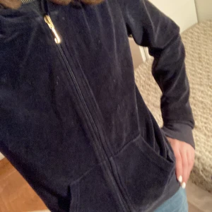 Juicy Couture tröja - En juicy Couture tröja som bara är andvänd ett par få gånger, den är gammal och svår att få tag på!💕 Säljer pga kommer inte till andvändning!💞
