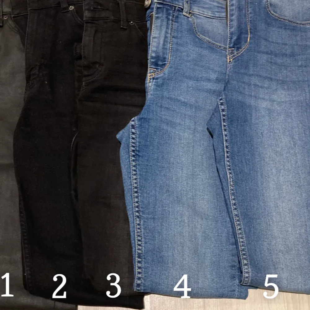 Säljer mina superfina skinny jeans.  Skriv 1-5 på vilka ni är intresserade av så skickar jag bilder och mer info!🫶🏼 Vissa är helt oanvända. 200kr/st pris kan diskuteras.. Jeans & Byxor.