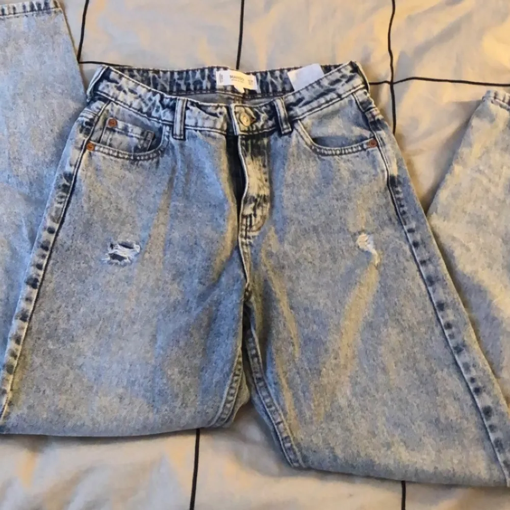 Mom Jeans med några hål vid t.ex knät. Storleken är 34 och säljer pga att jag fick de men aldrig använt pga att de inte riktigt är min stil. Pris kan diskuteras😊. Jeans & Byxor.