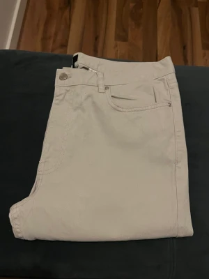 Jeans - Skinny fit - Använda ett få antal gånger säljs pga att de ej passar för endast 149kr. Beige jeans - skinny fit. Autentiska jeans ifrån H&M. För dig som är mellan (170-177) cm lång.