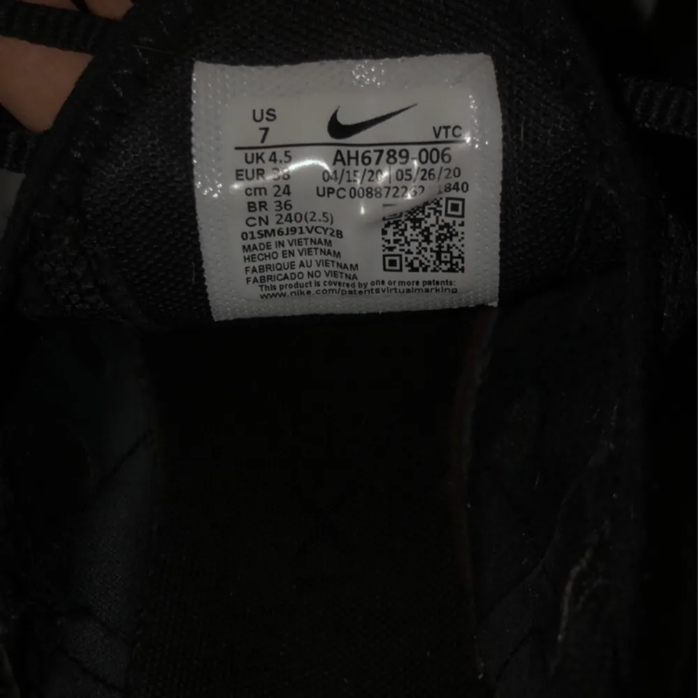 Säljer mina svarta Nike 270s då dom ej används längre. Dom är använda få gånger så är i bra skick. Köpta för 1200kr. Skor.