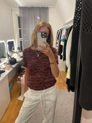 Tshirt - Röd och glittrig T-shirt. Super snygg!!