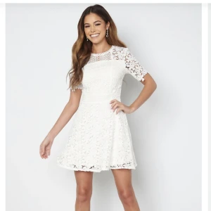 Studentklänning - Säljer nu min studentklänning från förra året, endast använd på studenten och därför i väldigt bra skick! Inte heller några fläckar eller liknande. Nypris 699kr