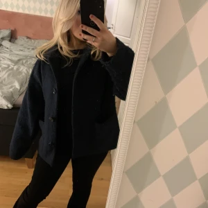 Mörkblå kappa - Säljer min jättefina mörkblå kappa från monki i xs. Använt i nån månad så fortfarande fin och inga hål eller liknande💗💗