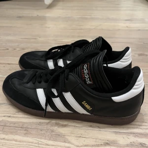 Adidas samba - Säljer dessa adidas samba i storlek 43. Dom är i väldigt fint skick då dom knappt är använda, så dom ser helt nya ut. :) kan mötas i sthlm!